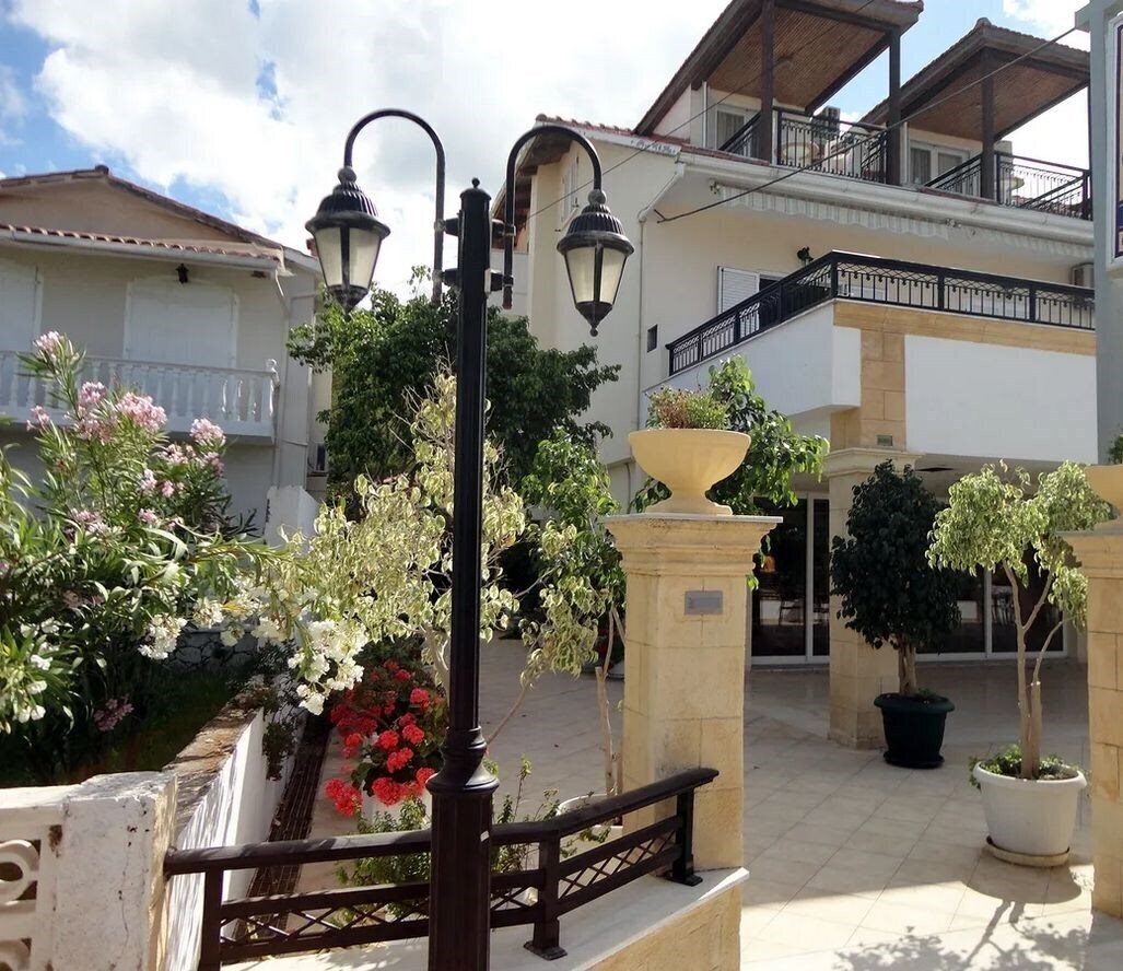 Фотографія Montes Studios & Apartments 3*
